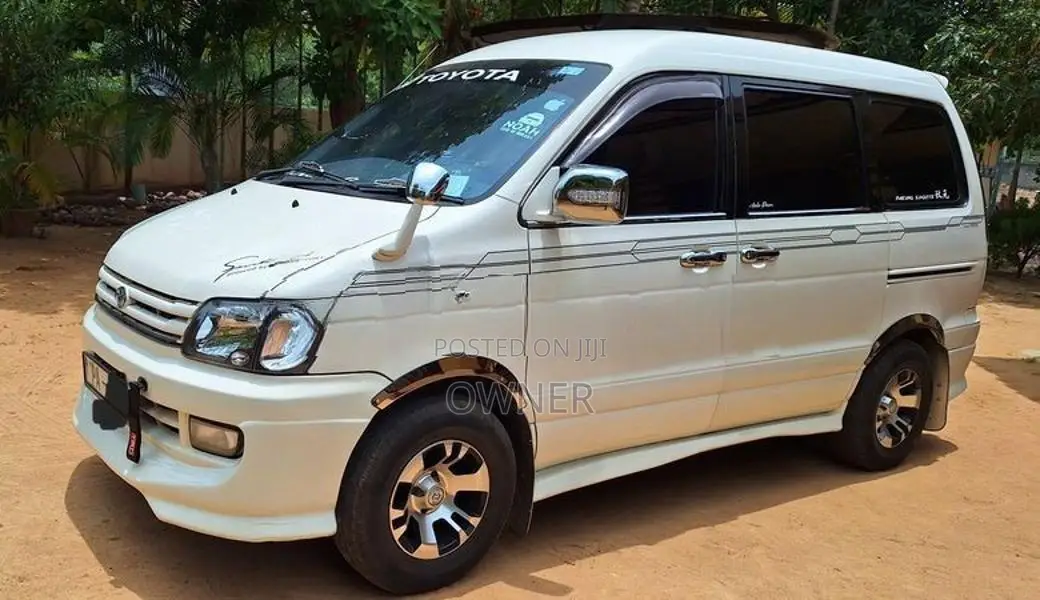 Toyota Noah 2005