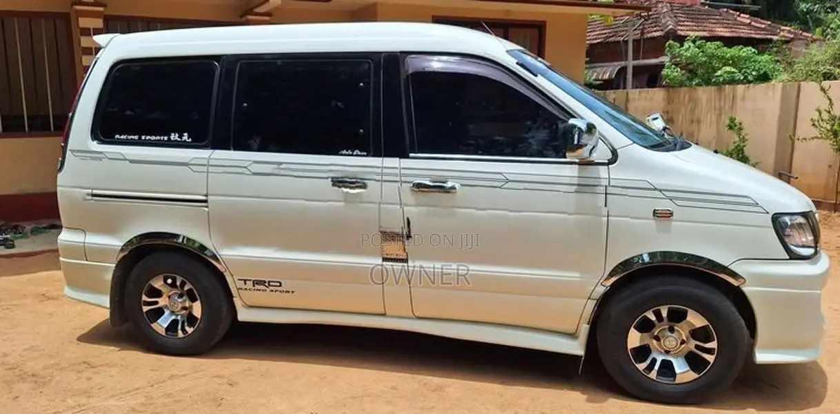 Toyota Noah 2005