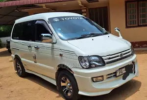 Toyota Noah 2005