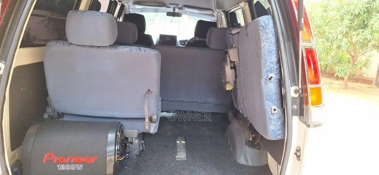Toyota Noah 2005