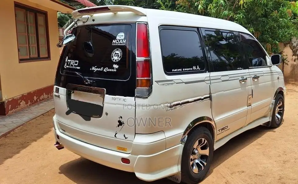 Toyota Noah 2005
