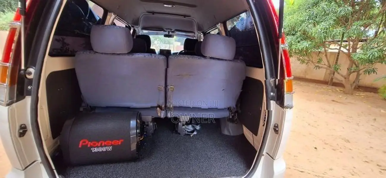 Toyota Noah 2005