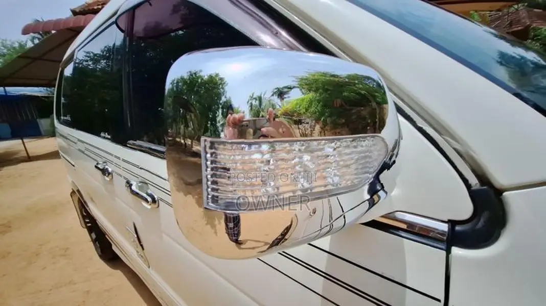 Toyota Noah 2005