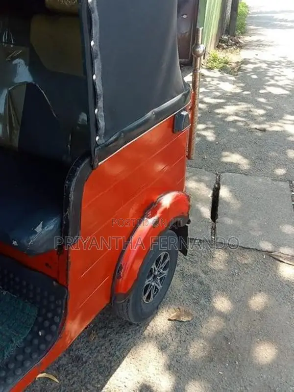 Bajaj RE 2018