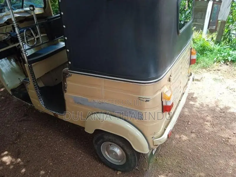 Bajaj RE 2000