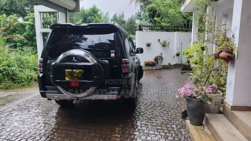 Mitsubishi Montero 2013