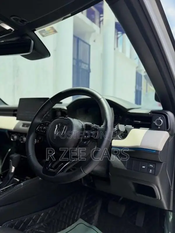 Honda Vezel Z Play Moonroof 2025