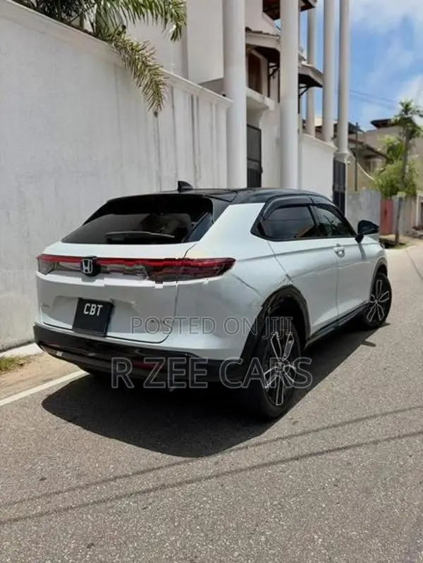 Honda Vezel Z Play Moonroof 2025