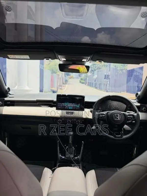 Honda Vezel Z Play Moonroof 2025