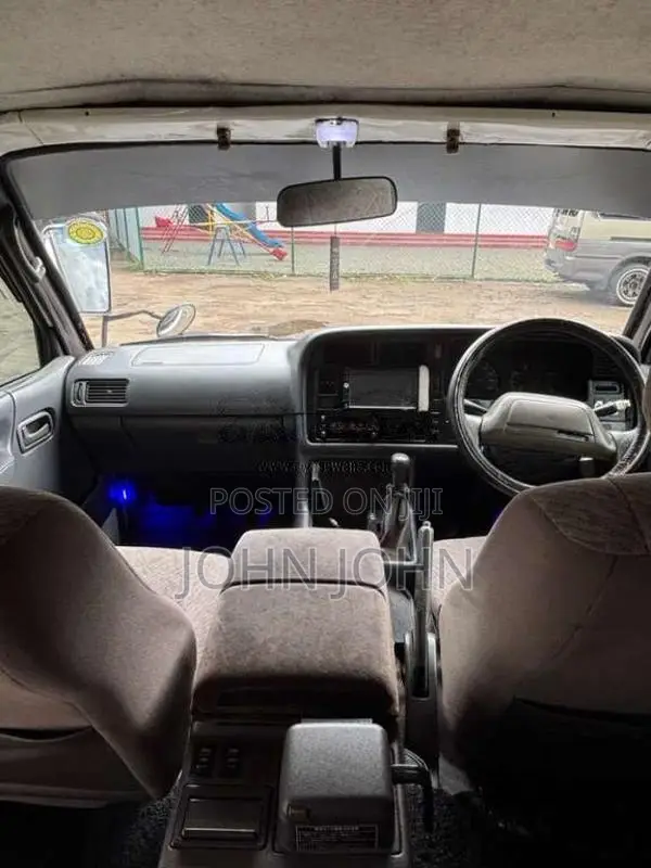 Toyota Dolphin 113 1990 Van (Used)
