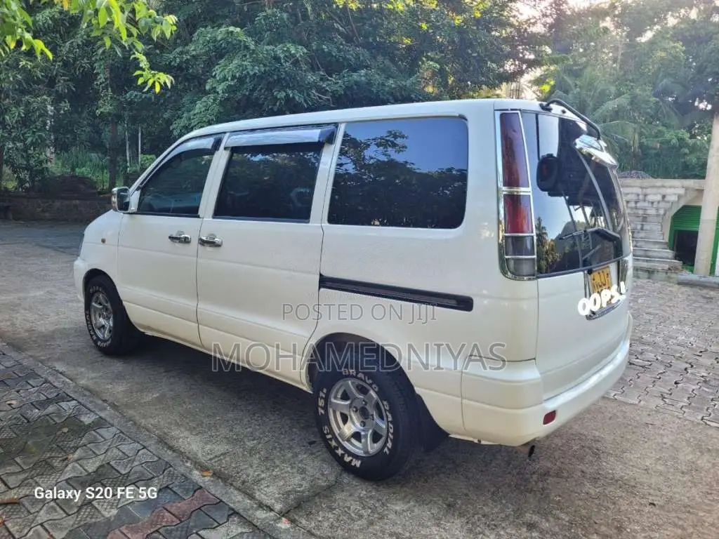 Toyota Noah CR42 2000 Van (Used)