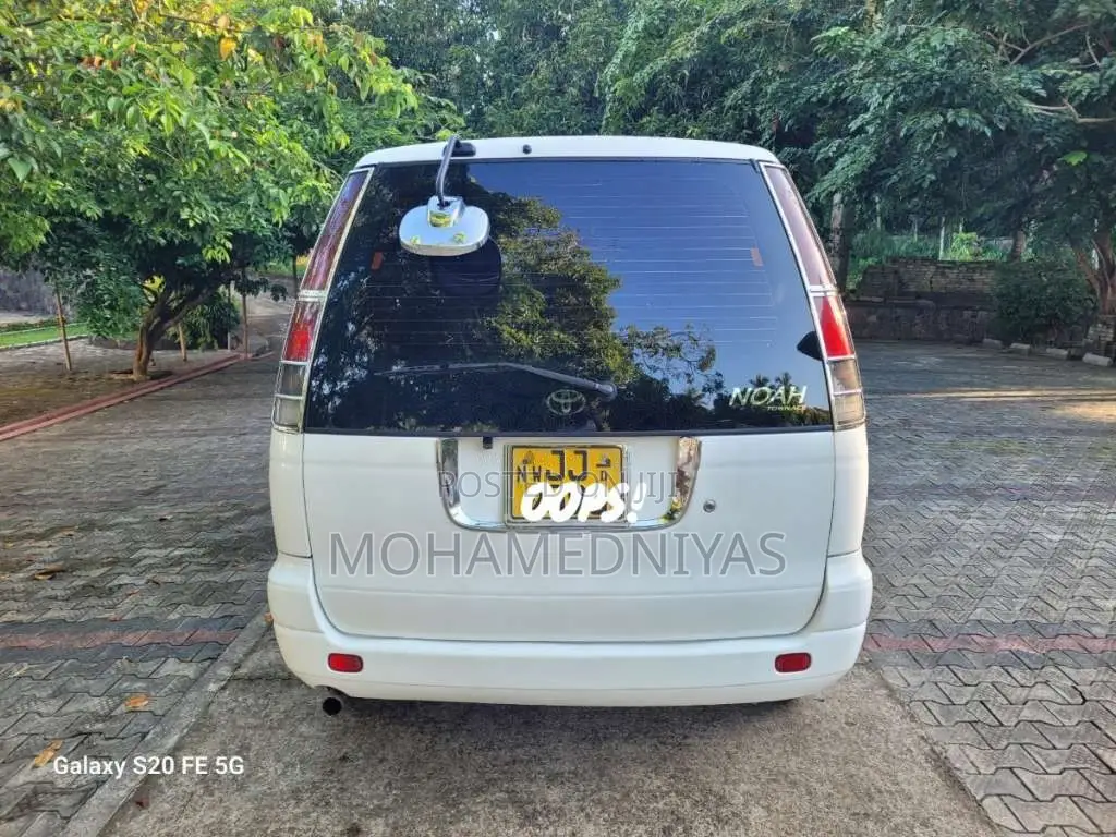 Toyota Noah CR42 2000 Van (Used)