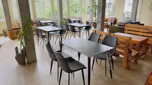 Luxury Restaurants Table with Cushion Chairs
