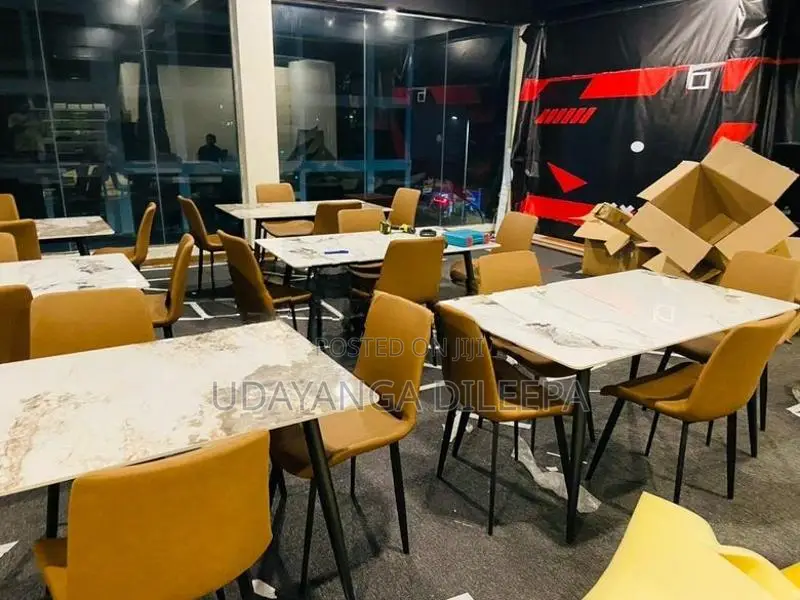 Luxury Restaurants Table with Cushion Chairs