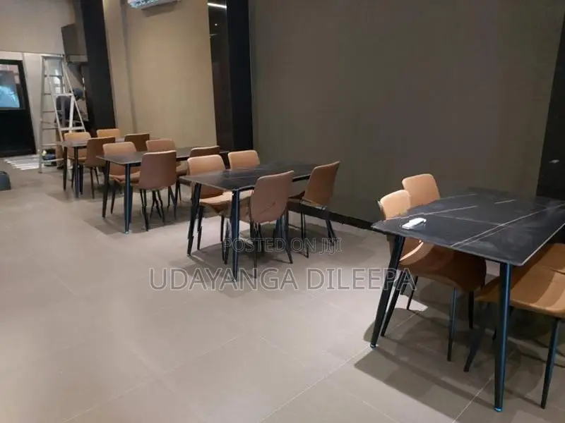 Luxury Restaurants Table with Cushion Chairs