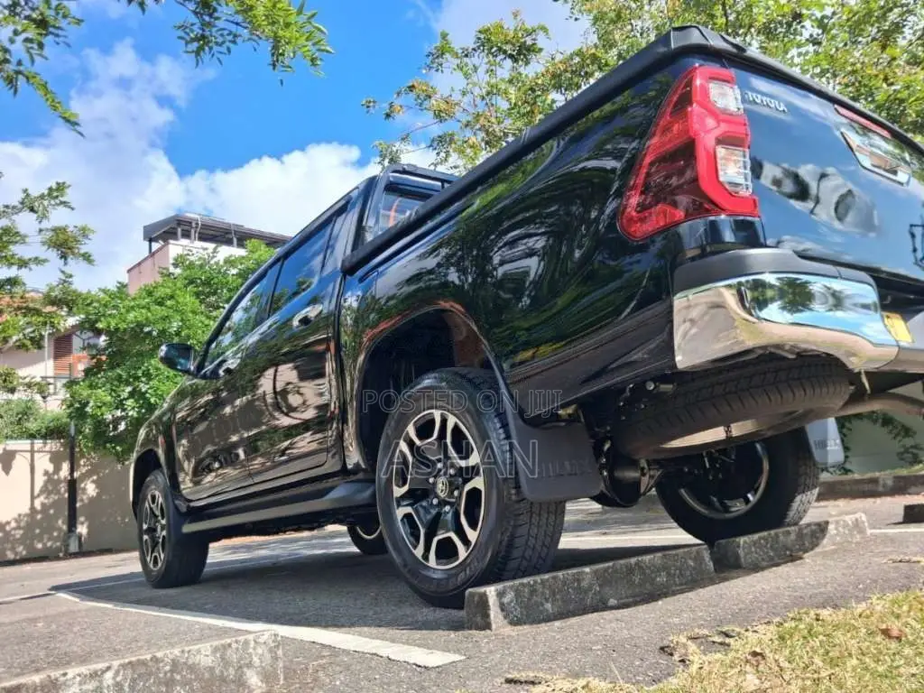 Toyota Hilux V Grade 2025 Pickup (Used)