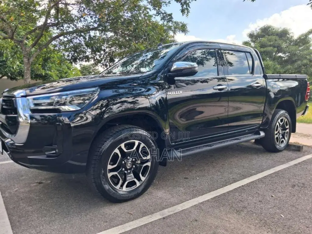 Toyota Hilux V Grade 2025 Pickup (Used)