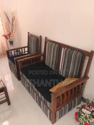 Well Maintained Sofa Set 02no,s