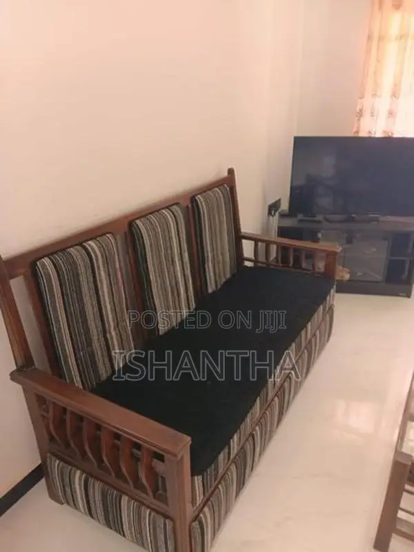 Well Maintained Sofa Set 02no,s