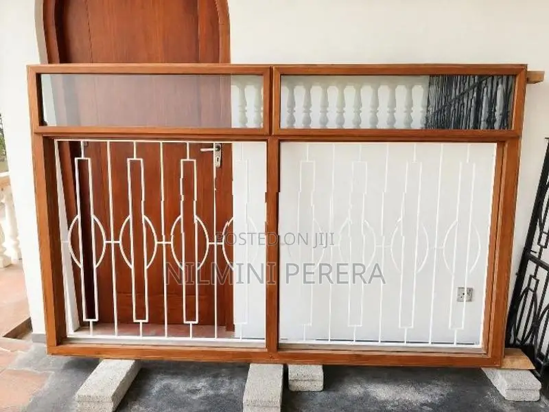 අඩි අටක ජනේල