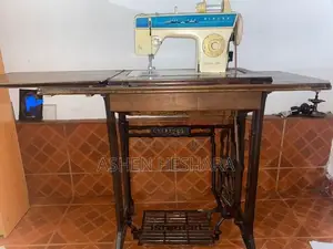 Singer Zig Zag Sewing Machine With the Motor