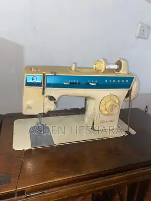 Singer Zig Zag Sewing Machine With the Motor