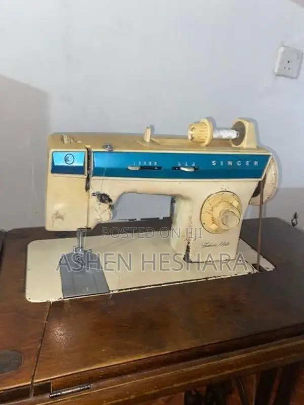 Singer Zig Zag Sewing Machine With the Motor