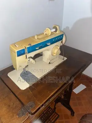Singer Zig Zag Sewing Machine With the Motor