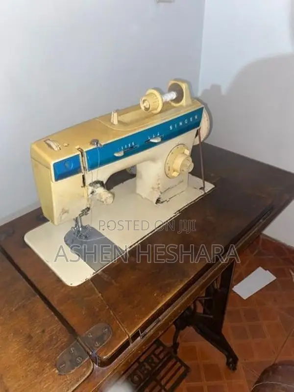 Singer Zig Zag Sewing Machine With the Motor
