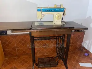 Singer Zig Zag Sewing Machine With the Motor