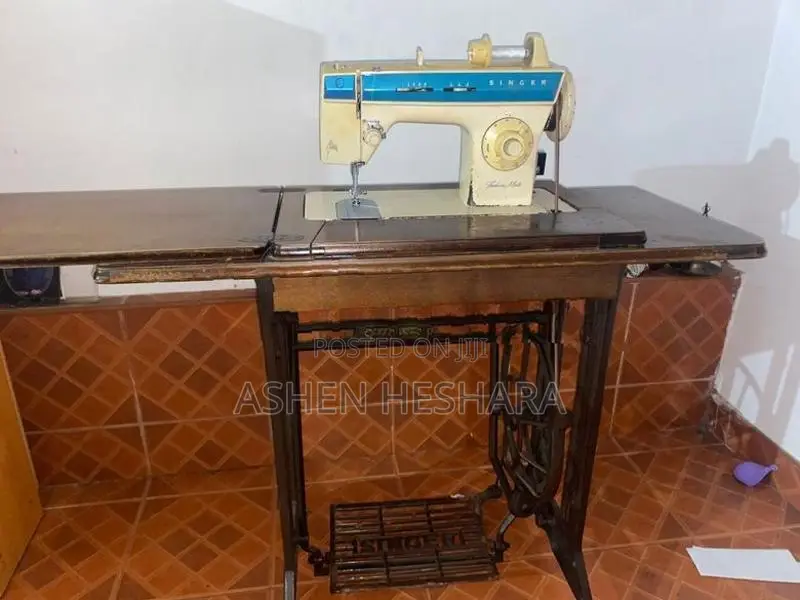 Singer Zig Zag Sewing Machine With the Motor