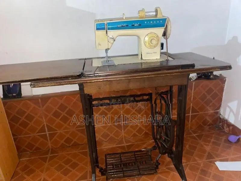 Singer Zig Zag Sewing Machine With the Motor