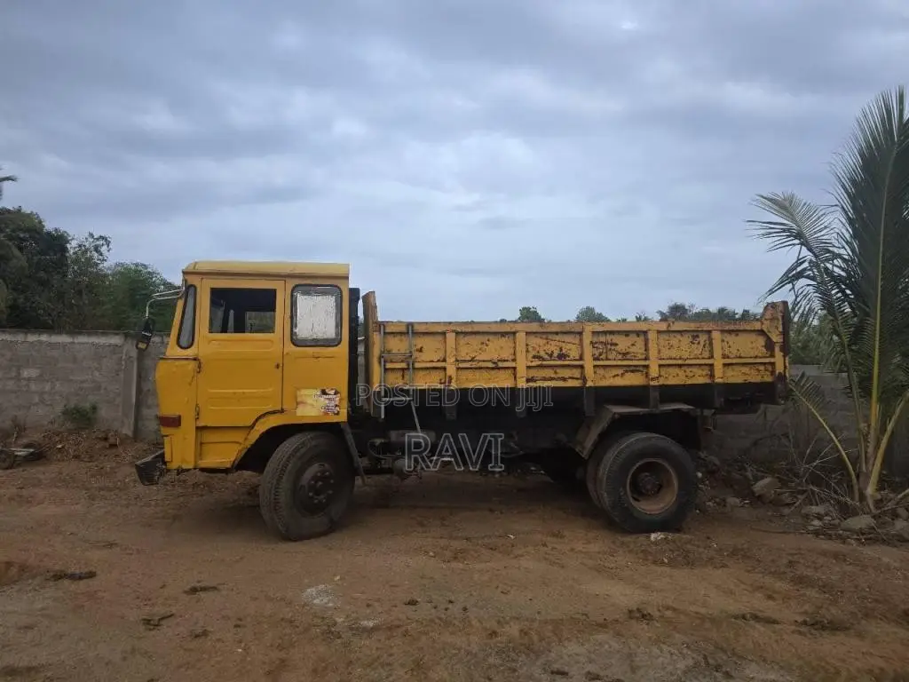 Ashok-Leyland Tipper 2006 Lorry (Used)