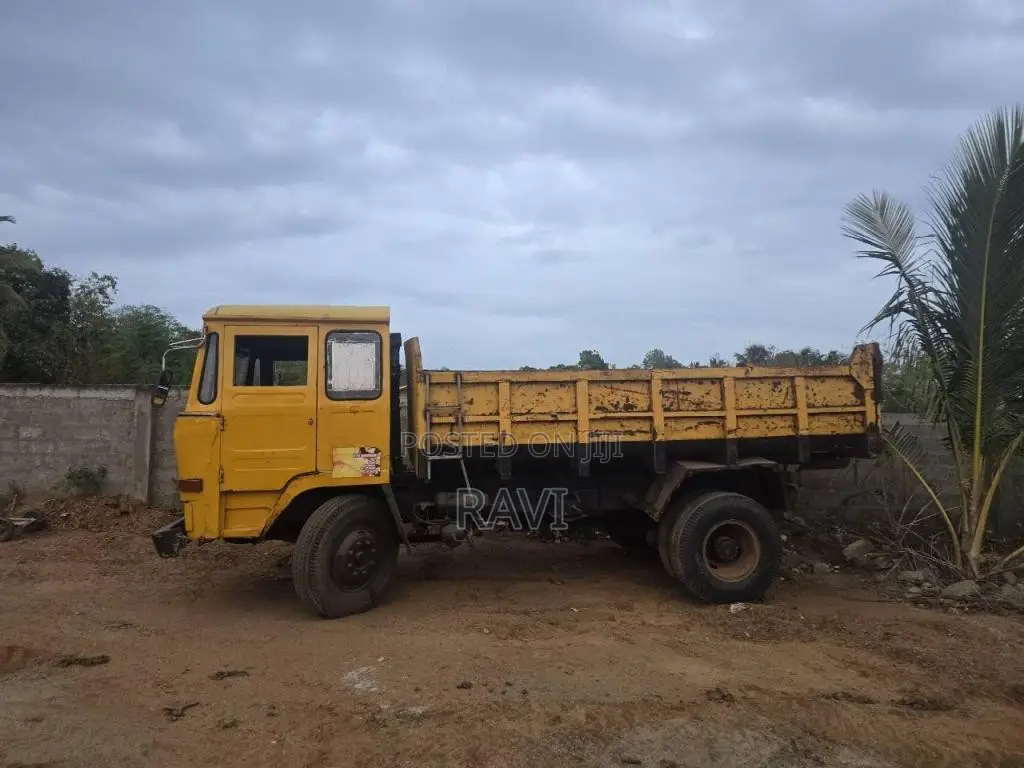 Ashok-Leyland Tipper 2006 Lorry (Used)