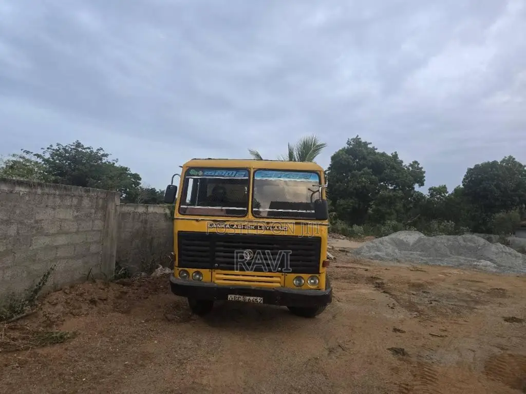 Ashok-Leyland Tipper 2006 Lorry (Used)
