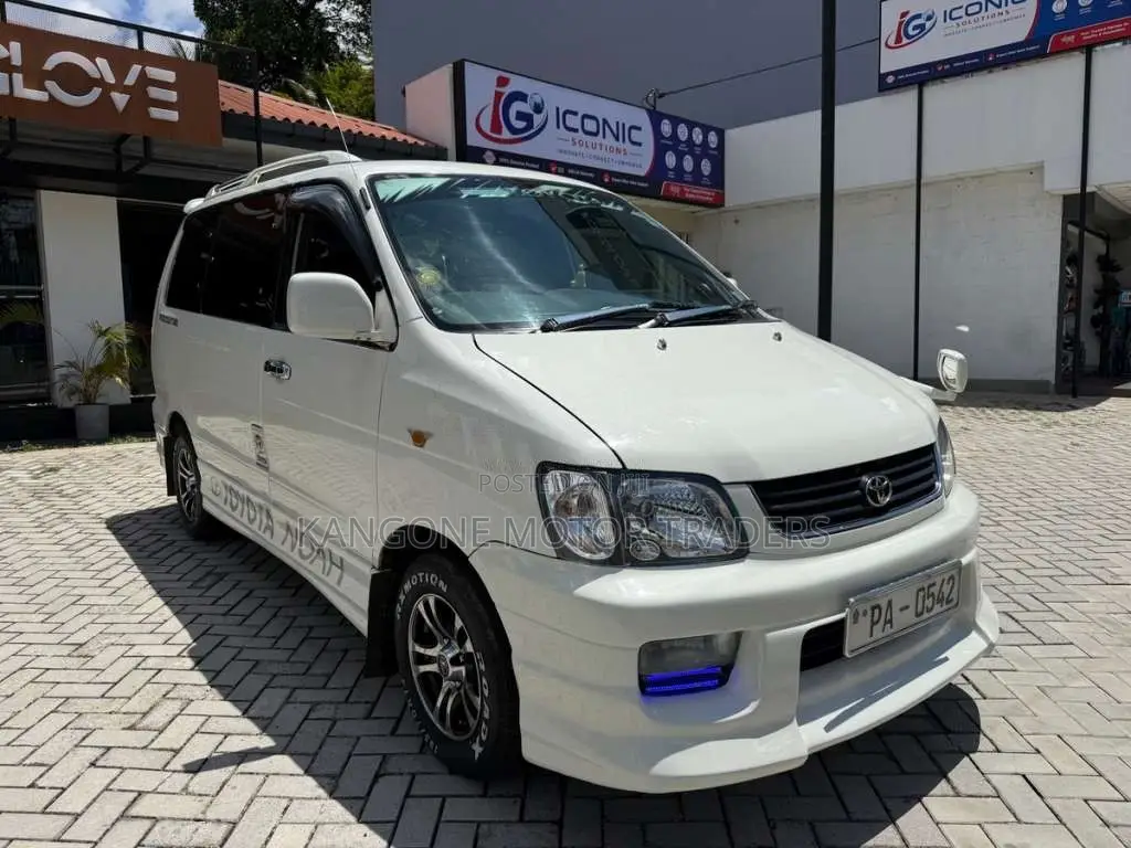 Toyota Noah 2005 Van (Used)
