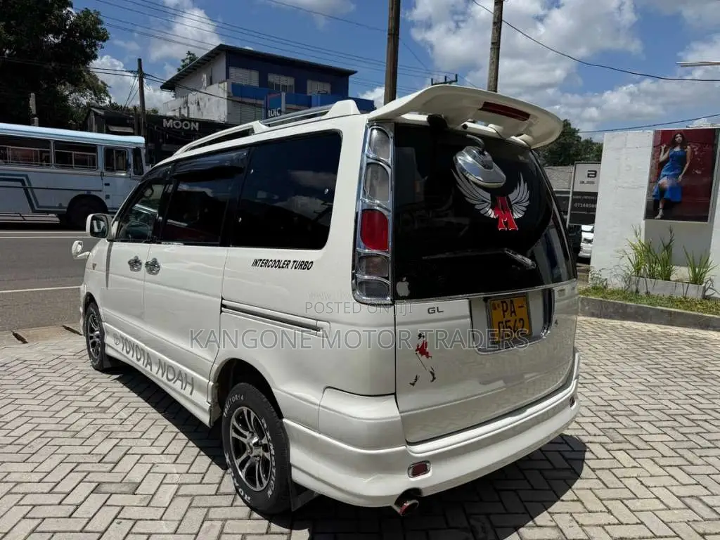 Toyota Noah 2005 Van (Used)