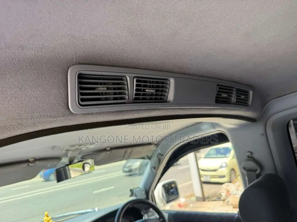 Toyota Noah 2005 Van (Used)