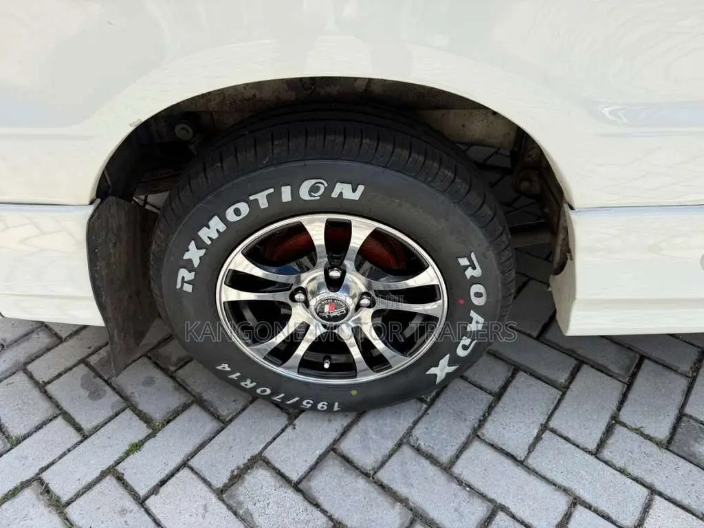 Toyota Noah 2005 Van (Used)