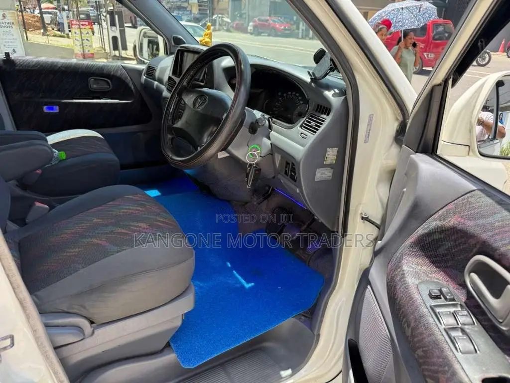 Toyota Noah 2005 Van (Used)