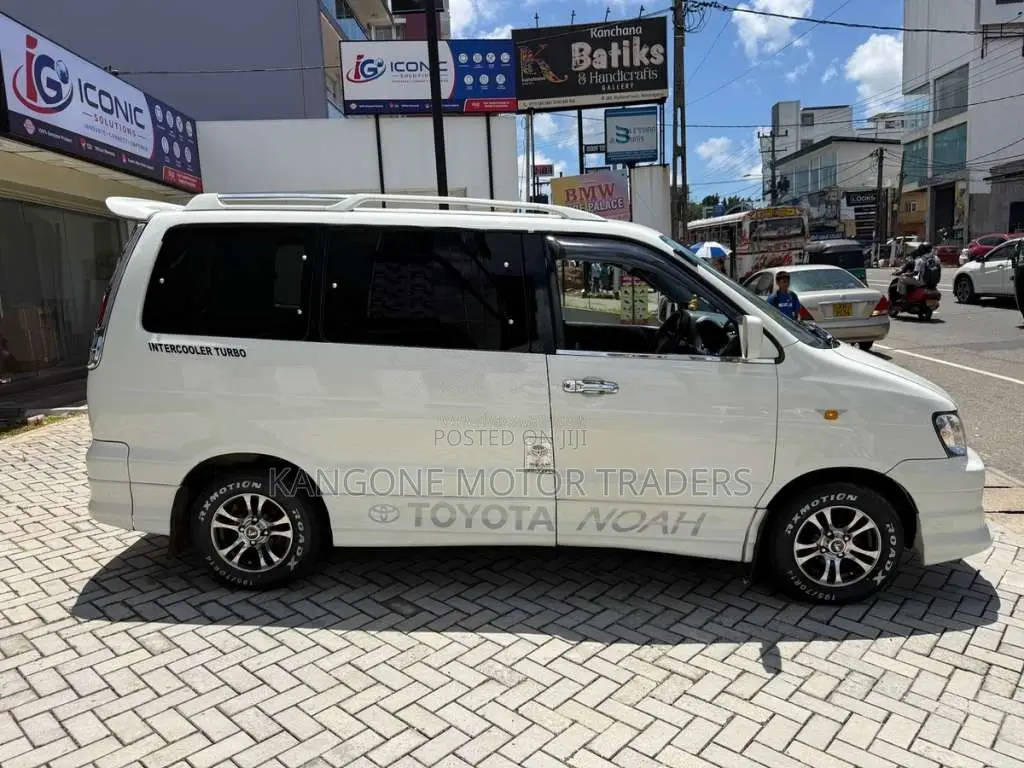 Toyota Noah 2005 Van (Used)