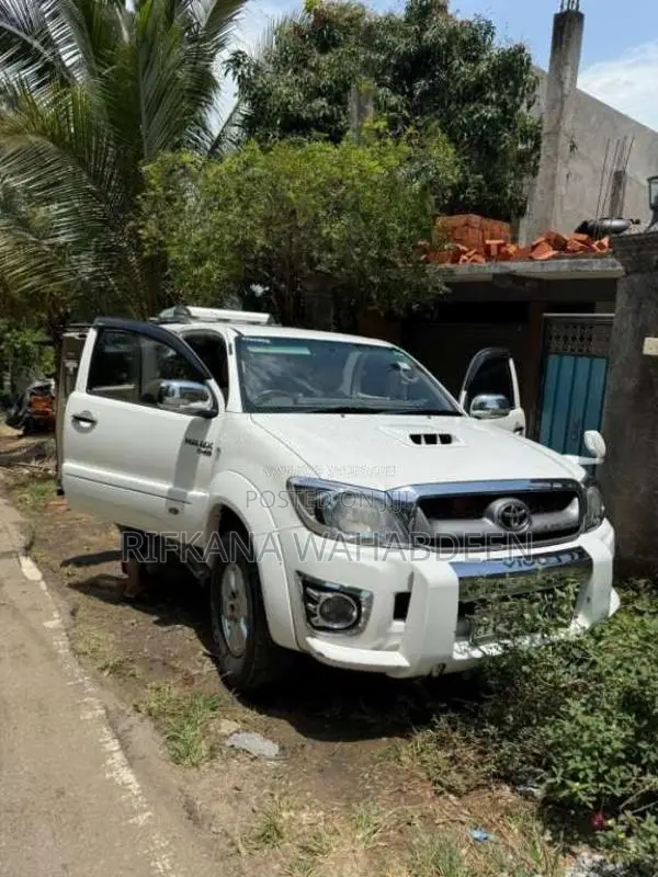 Toyota Hilux 2010 Pickup (Used)