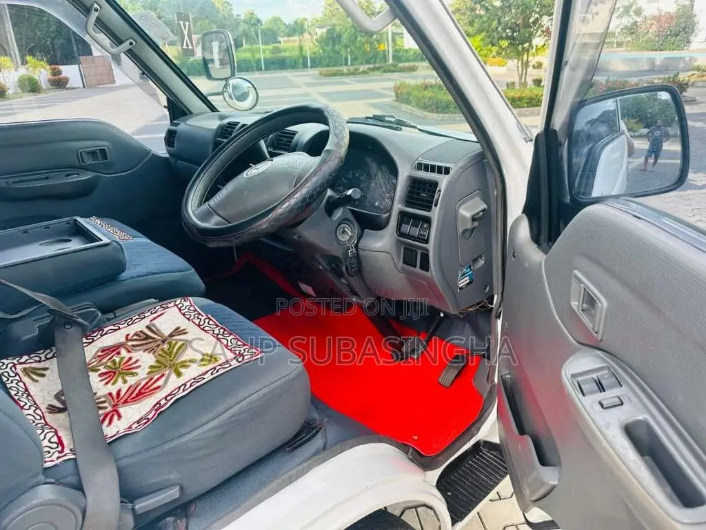 Nissan Lion Face 2011 Van (Used)