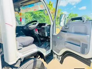 Isuzu ELF 2014 Lorry (Used)