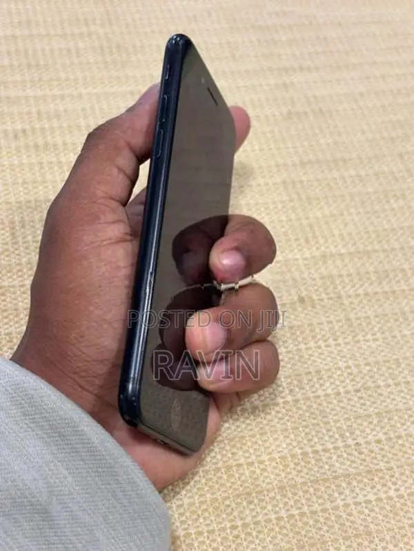 Apple iPhone SE 2 (Used)