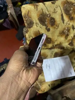 Samsung Galaxy S22 (Used)