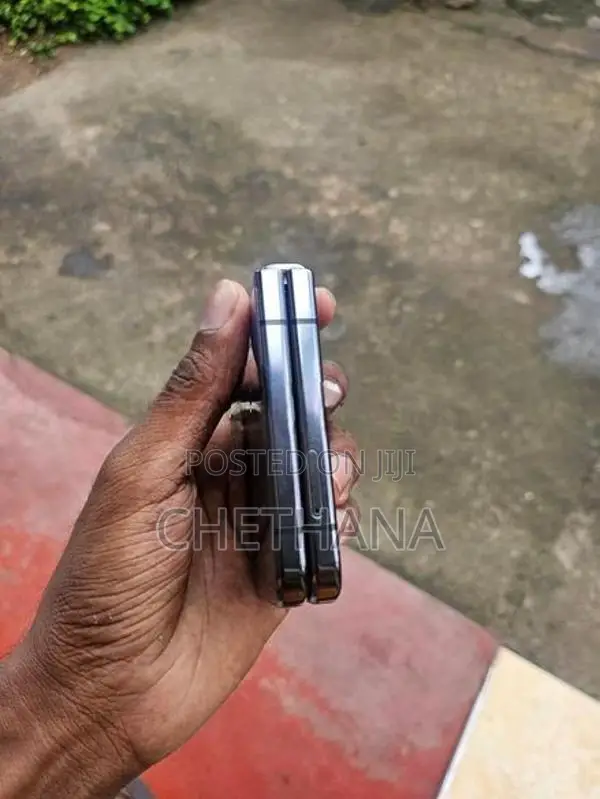 Samsung Galaxy Z Flip 5 Serious (Used)
