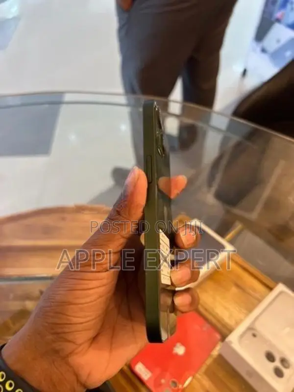 Apple iPhone 13 (Used)