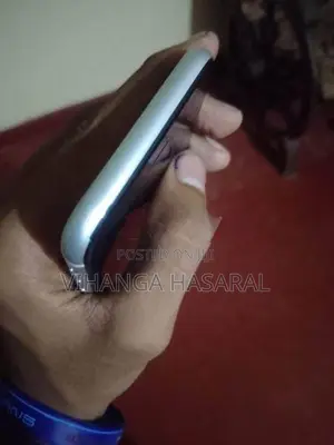 Apple iPhone SE 2 (Used)