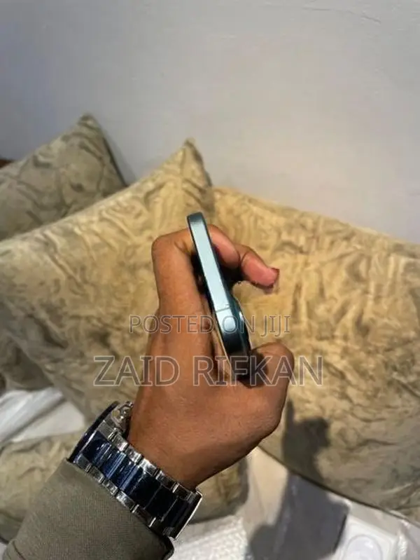 Apple iPhone 16 (Used)